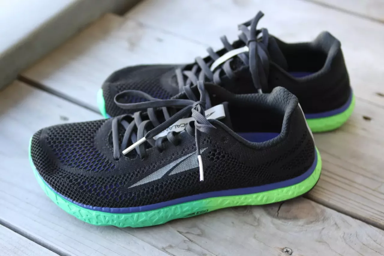 ロードランニングシューズ『エスカランテレーサー』