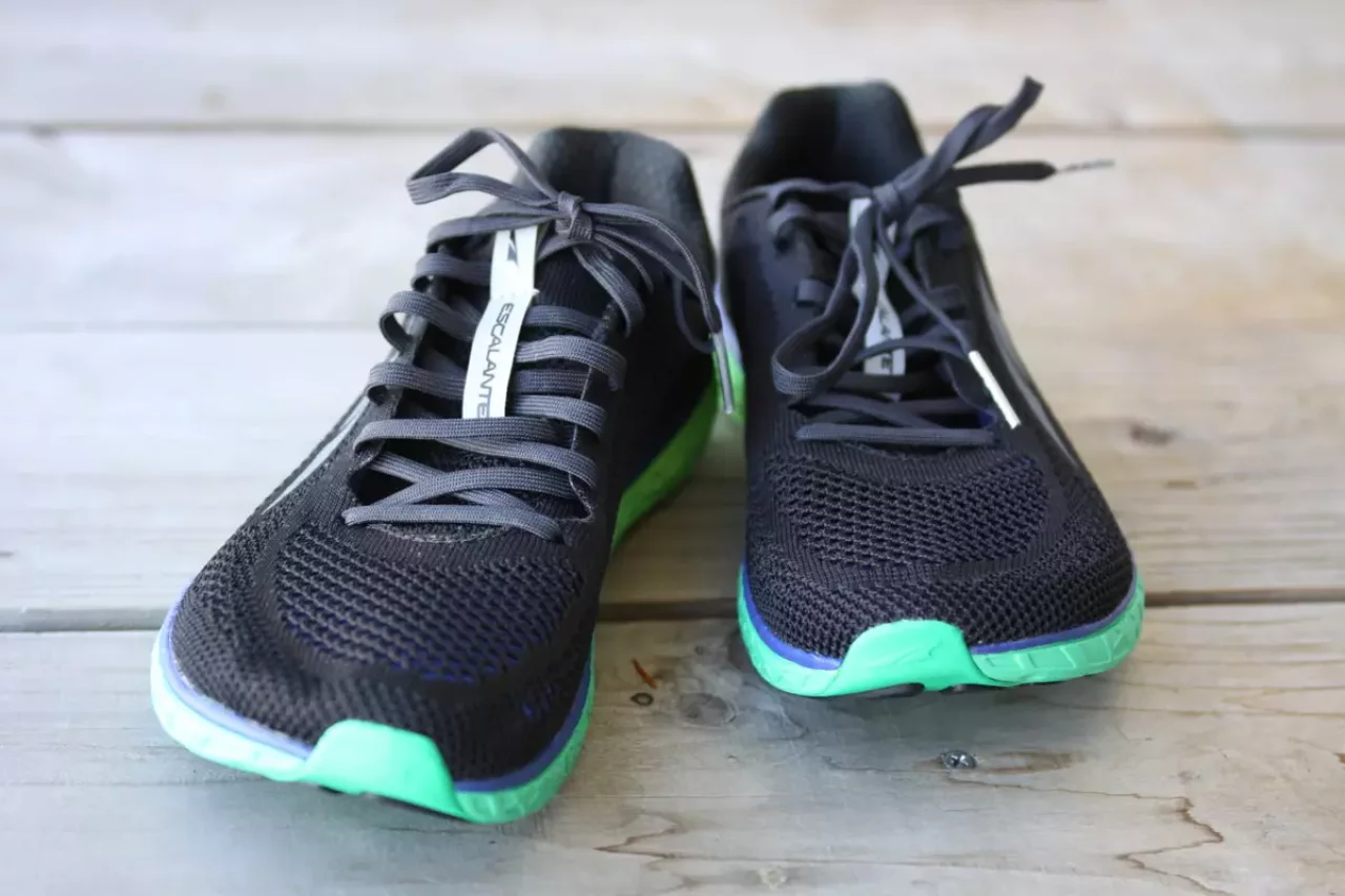 アッパーはエスカランテ同様にニットアッパー