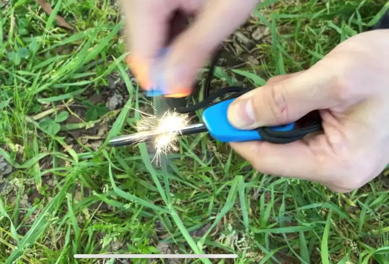 ステップ2ファイヤースターターで火花を火口に当てる