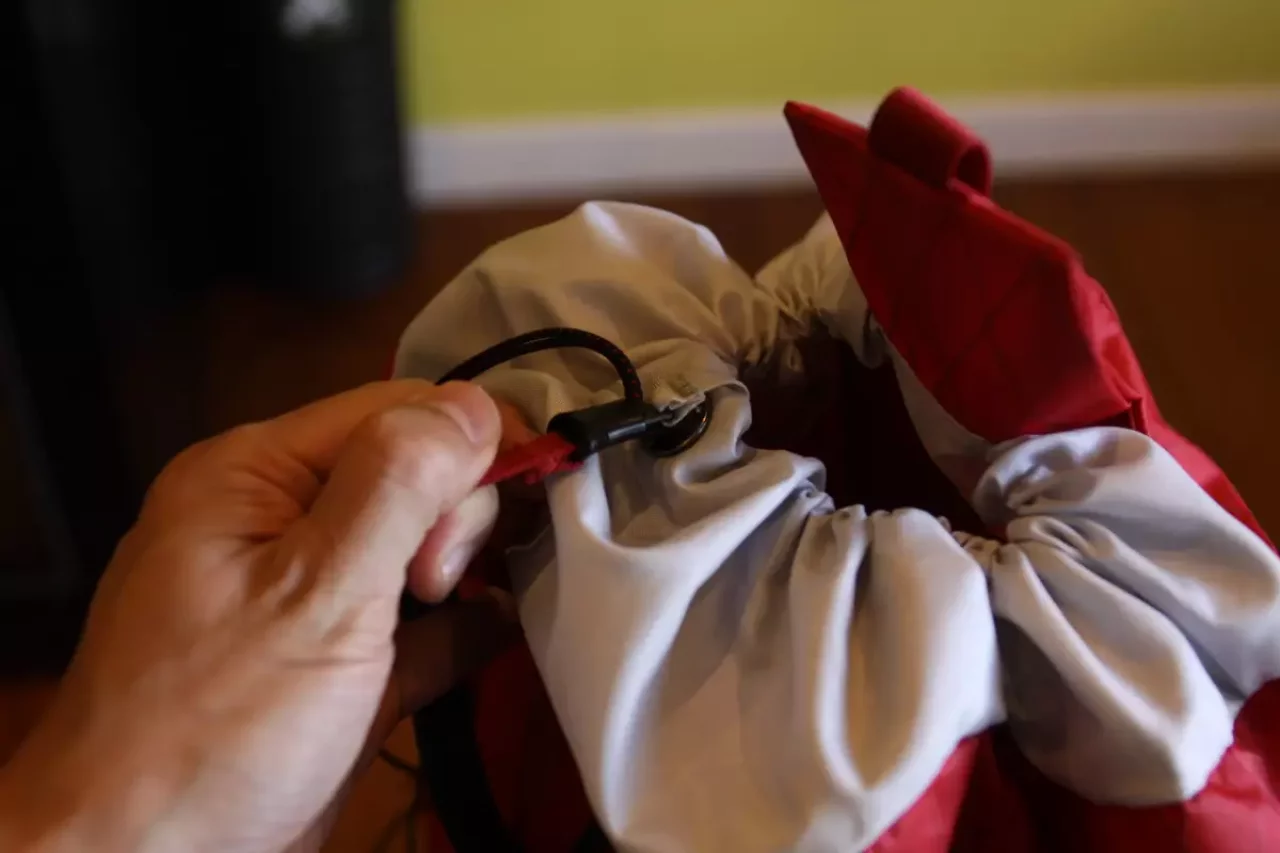 メインポケットの開け閉めはITWのコードロックでグローブをしたままでも簡単に行うことができます