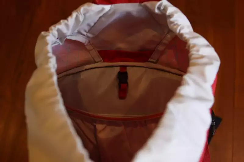 本体内側にはハイドレーションポケットとギアループが付いて