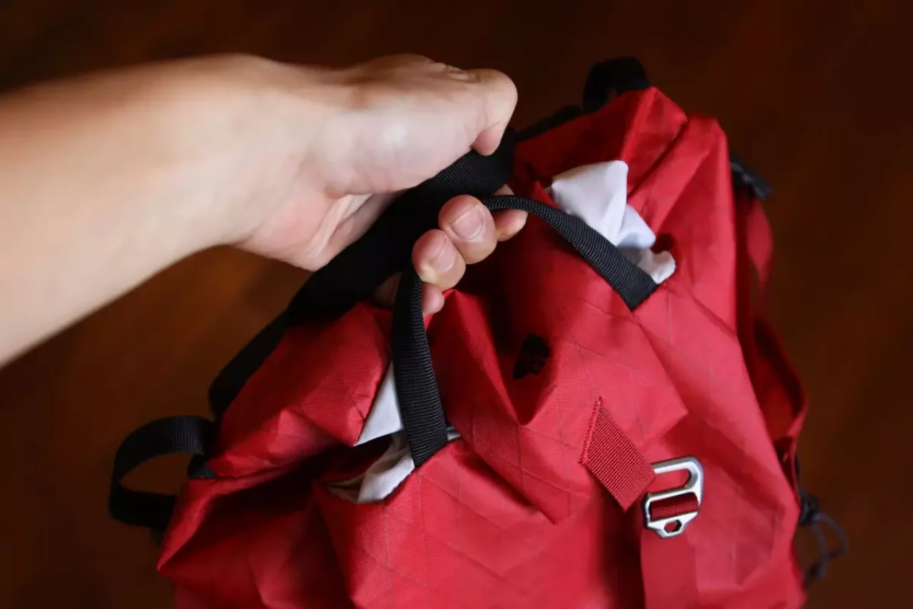 手で持ってバックパックを運びやすい作り