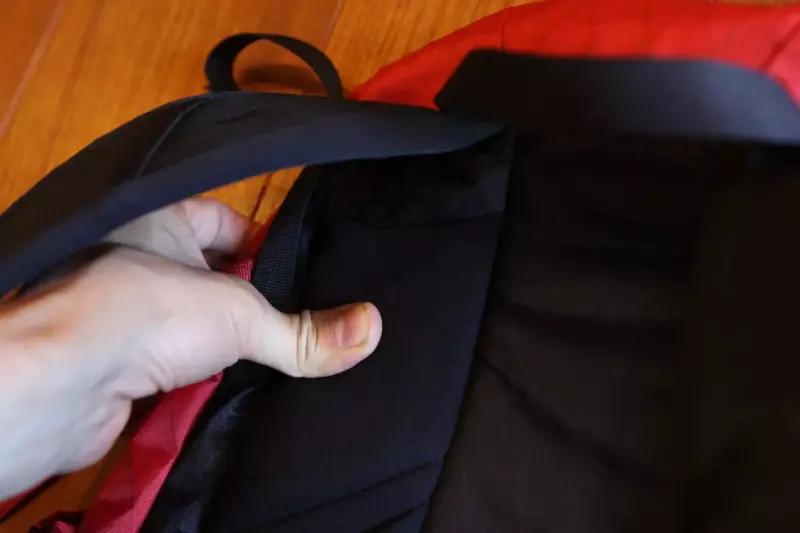 背面はこの軽さで軽量フレームが入っている