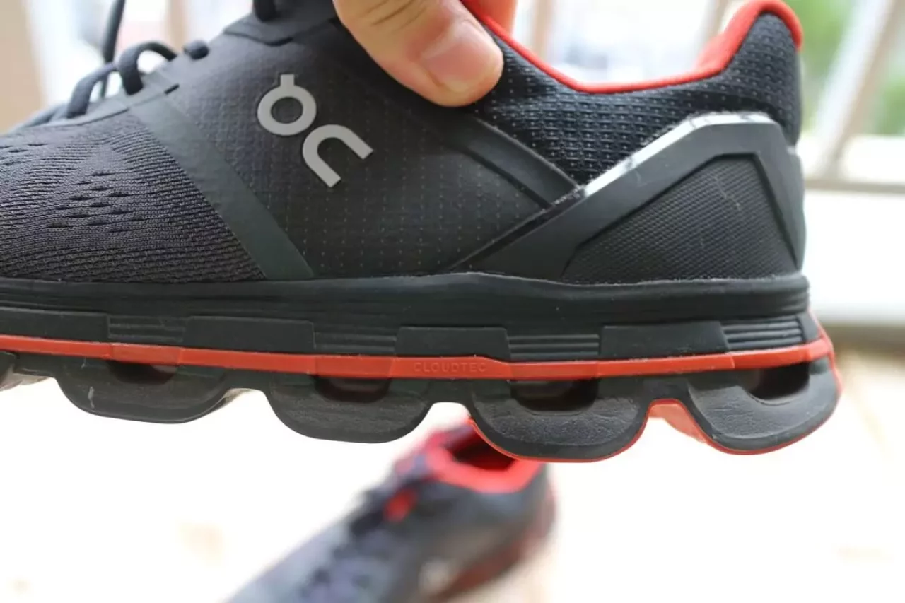 ランニングシューズ『On クラウドエース』