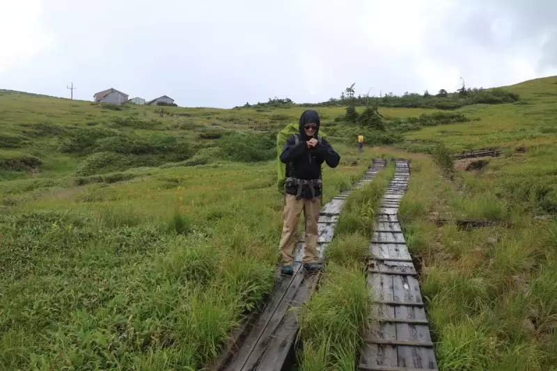 登山道を太郎平小屋に向かって