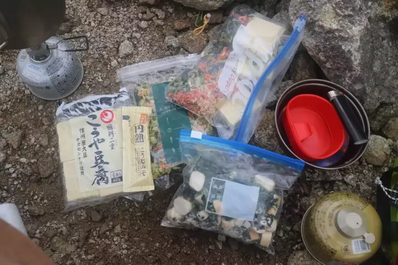 乾燥野菜。乾燥の小松菜、切り干しダイコン、麩などを投入してスティック味噌を投入