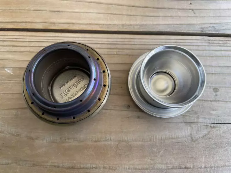 サイズは外径が5cm×高さ3.2cmと非常にコンパクト