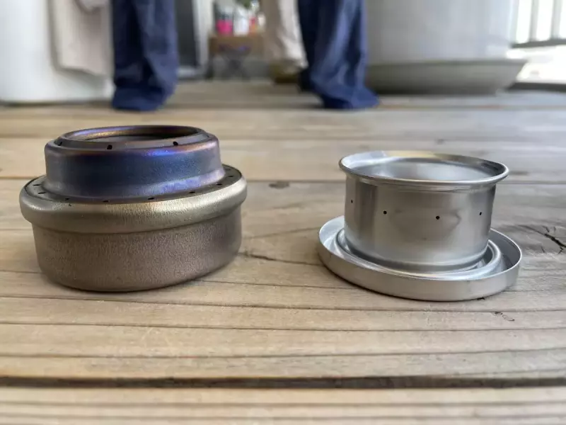 素材はアルミニウムでアルコールストーブを使い終わった後も色変化が少ない特徴を持つ
