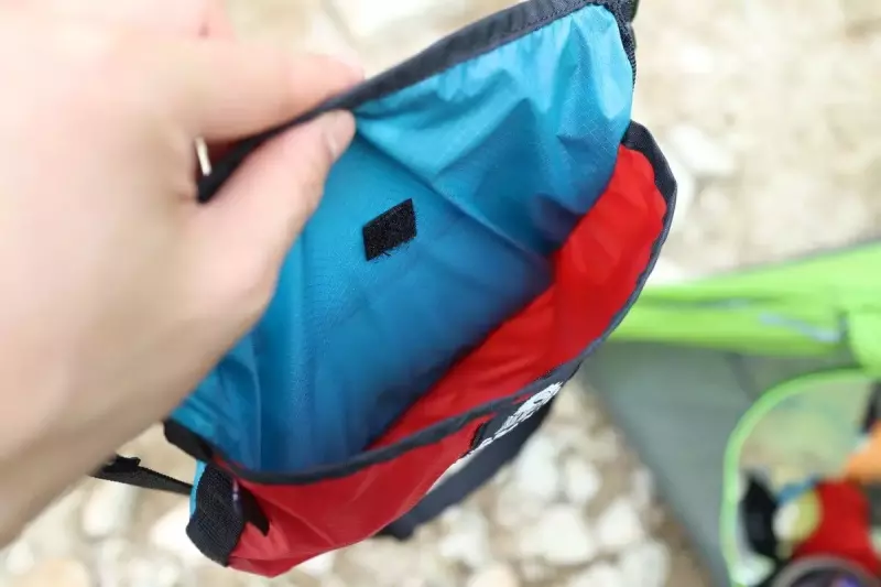 グラナイトギアのサコッシュのポケット