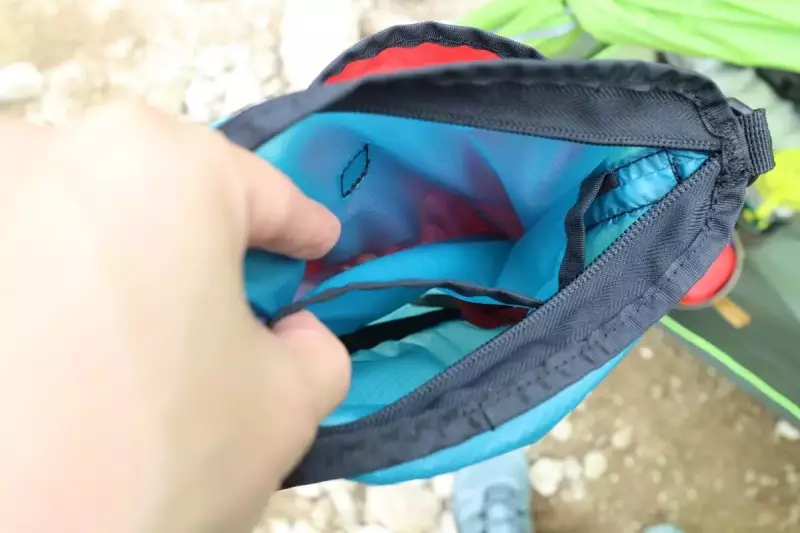 グラナイトギアのサコッシュのポケット