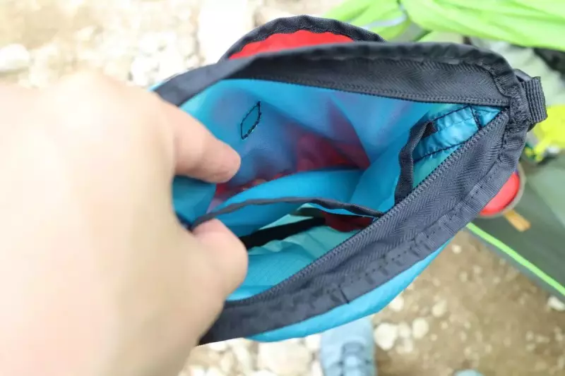 グラナイトギアのサコッシュのポケット