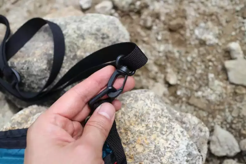 グラナイトギアのハイカーサチェルのストラップ