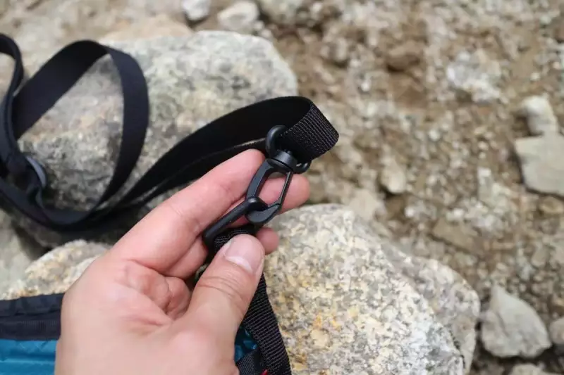 グラナイトギアのハイカーサチェルのストラップ