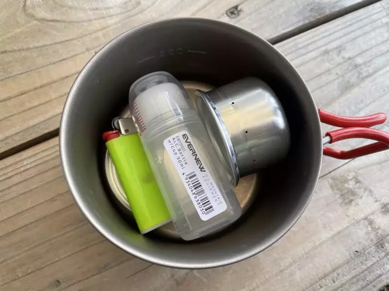 エバニューのチタンクッカー400FDの中に縦にしても横にしても収納可能