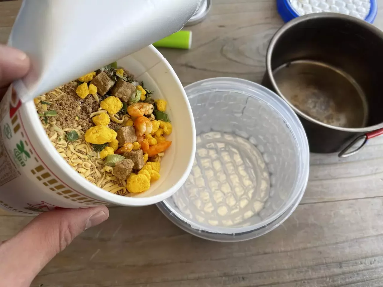 ゴミを出さずに山の頂上でカップラーメンを楽しむ