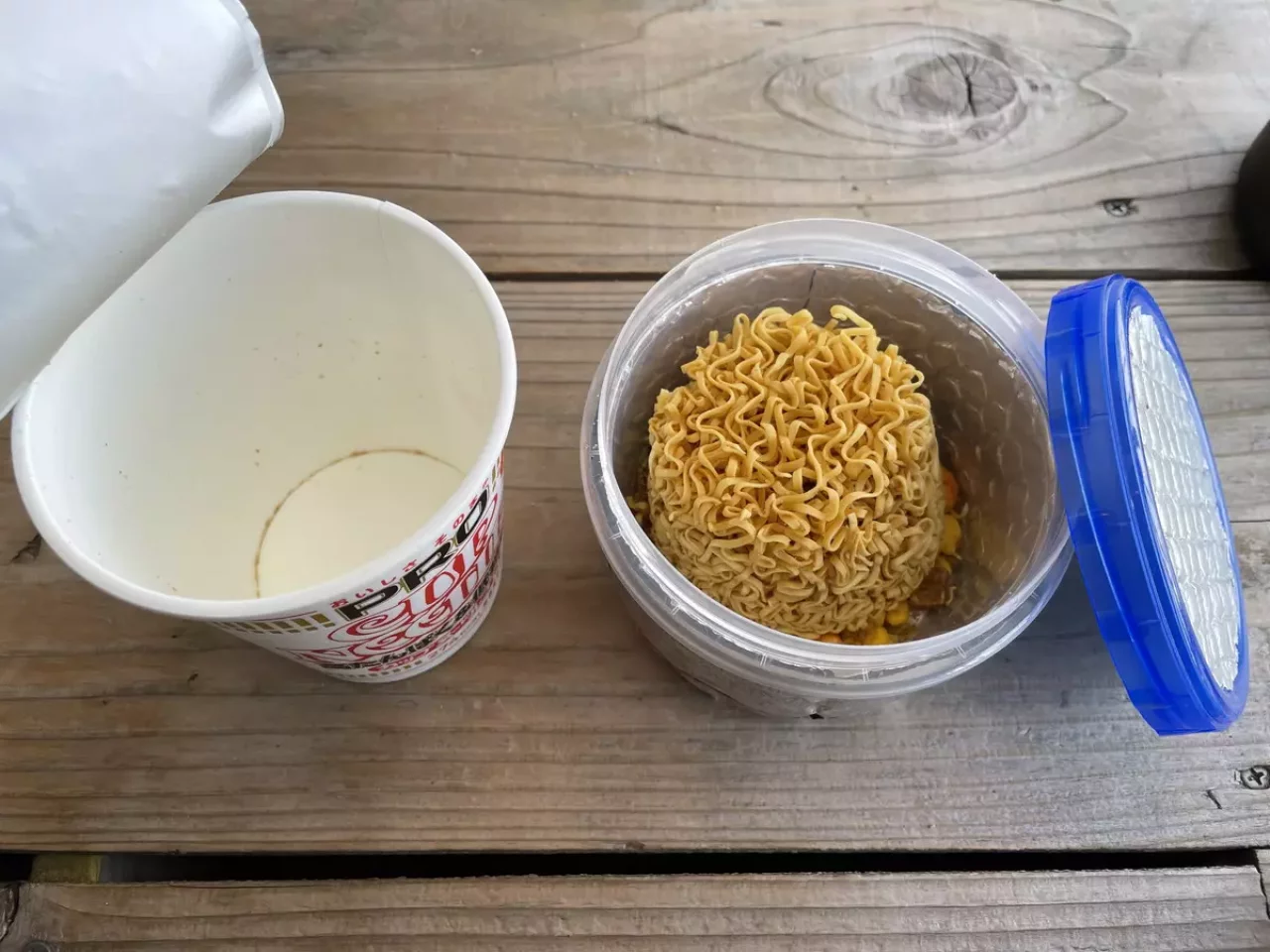 ゴミを出さずに山の頂上でカップラーメンを楽しむ