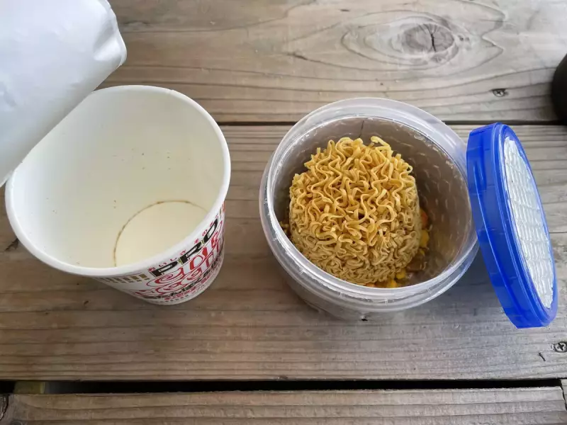ゴミを出さずに山の頂上でカップラーメンを楽しむ