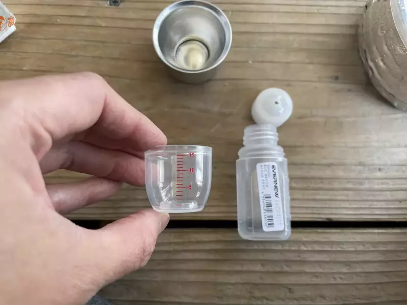 ブルーノートストーブに15ccのアルコールを入れます