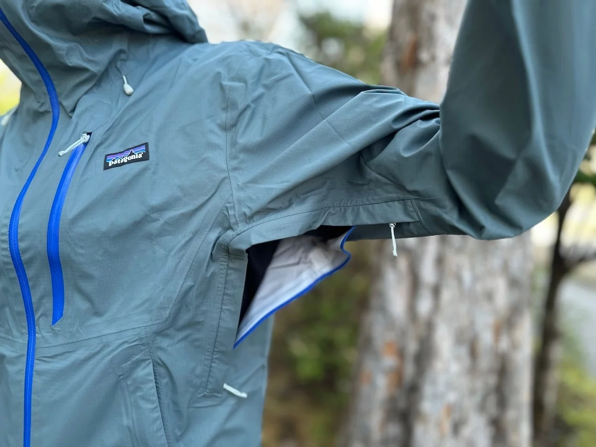 しなやかな着心地で動きやすいパタゴニアのレインジャケット『グラナイト・クレスト・レイン・ジャケット』