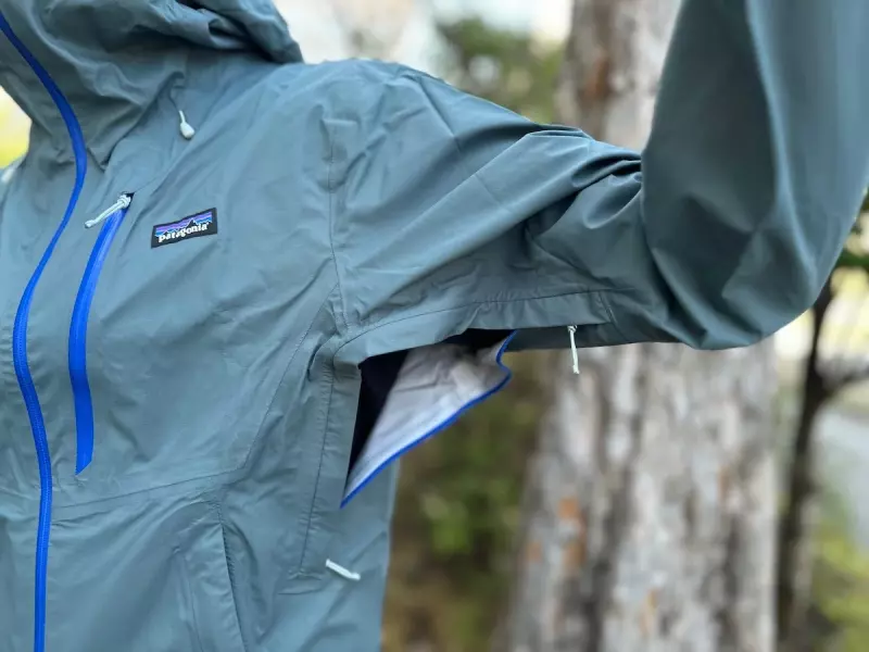 しなやかな着心地で動きやすいパタゴニアのレインジャケット『グラナイト・クレスト・レイン・ジャケット』|レインウェア|登山ウェア|山のモノ|登山・トレラン・山スキーマガジン「山旅旅」