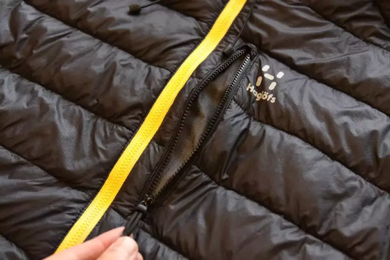 ホグロフスの化繊ジャケット ミミックフードのポケット