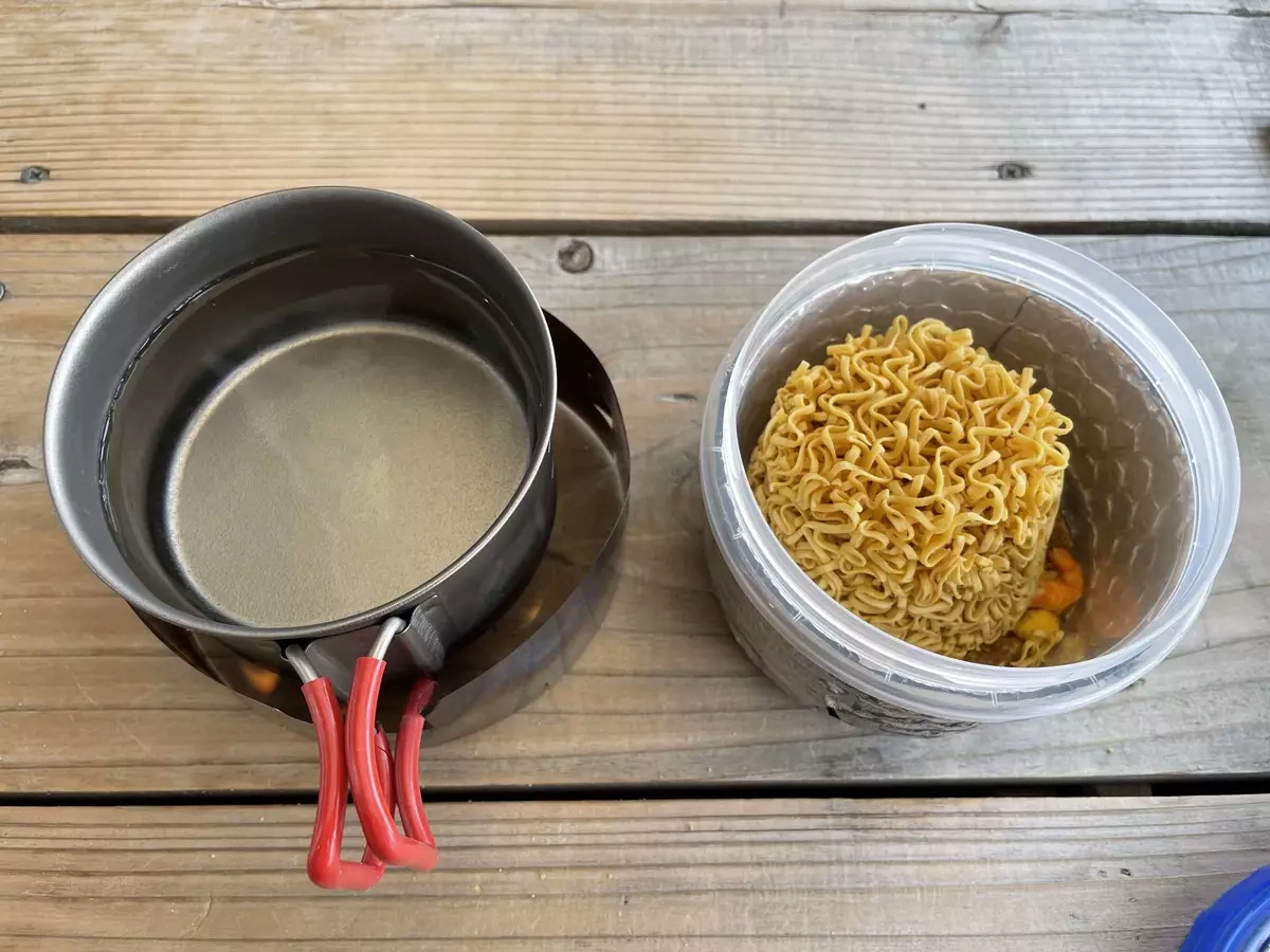 エバニューの超軽量アルコールストーブ『ブルーノートストーブ』を使って登山でカップラーメンを楽しむ