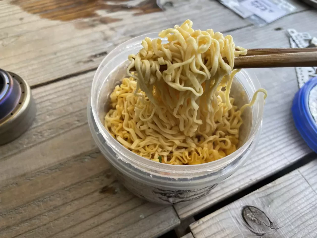 簡単でコンパクトな道具でカップラーメンを食べる