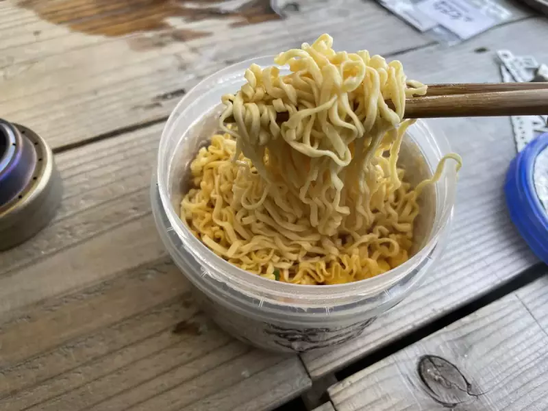 簡単でコンパクトな道具でカップラーメンを食べる
