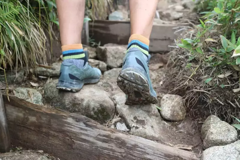 シューズはサロモンのSENSE RIDE GORE-TEX® INVISIBLE FIT