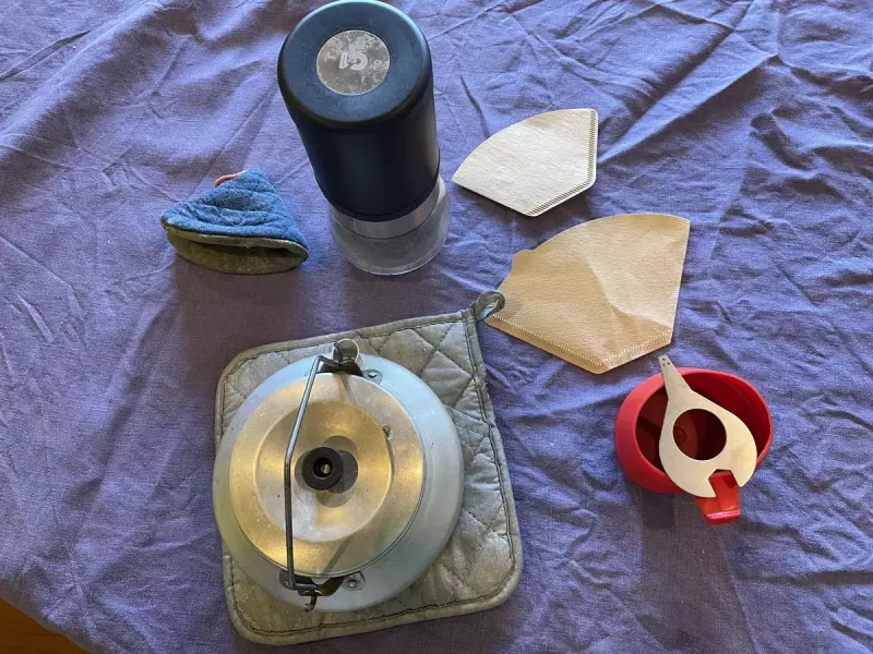 使う道具はエバニューのドリップリングのほか、トランギアのケトル0.6L、ウィルドゥのフォールダーカップ、ちょっと大きめのフィルター、山旅の山型鍋つかみ