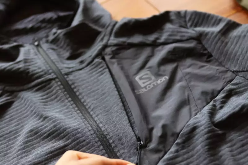 サロモンのアウトライン フルジップ フーディーのポケット