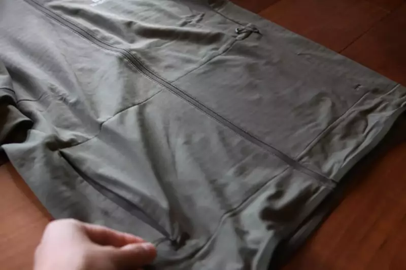 ポケットは左右に配置