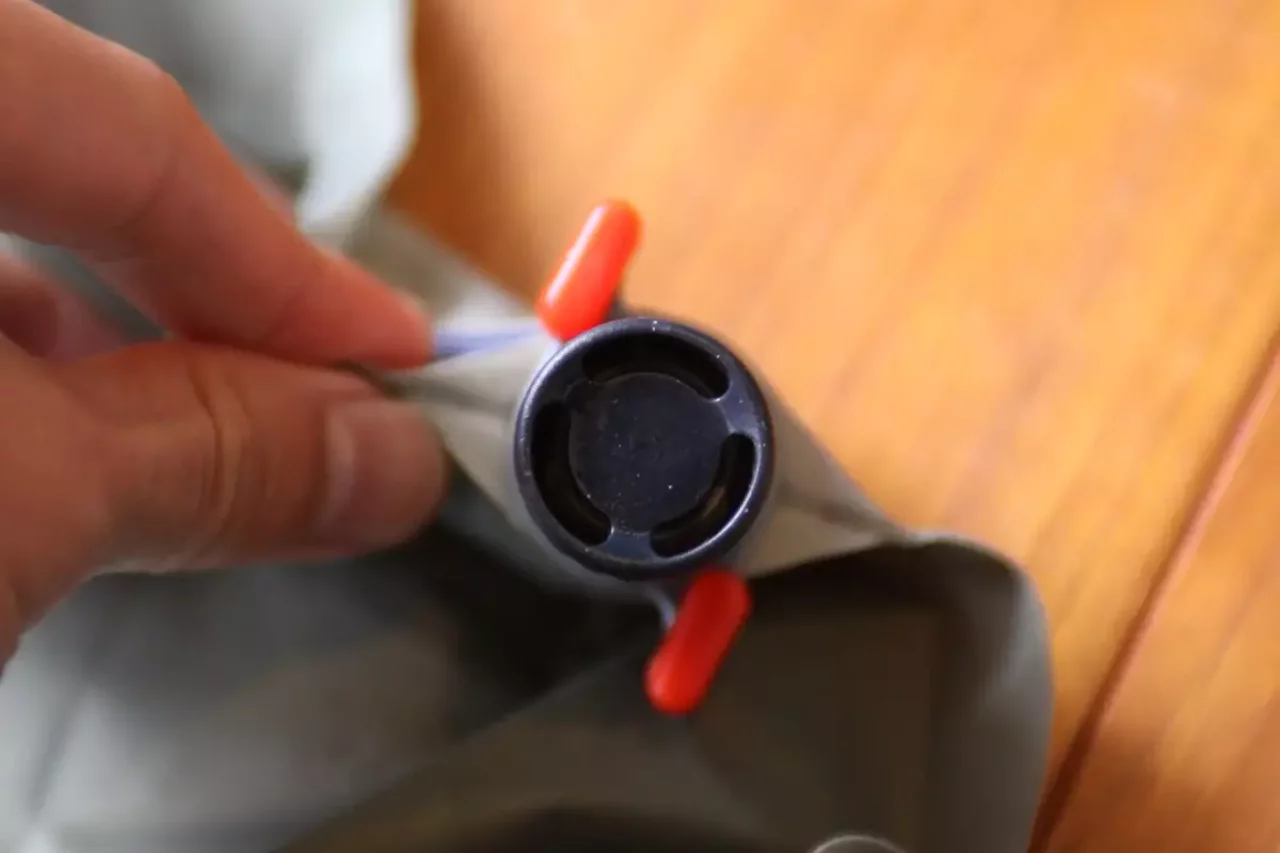 サーマレスト バルブ 赤いロック部分