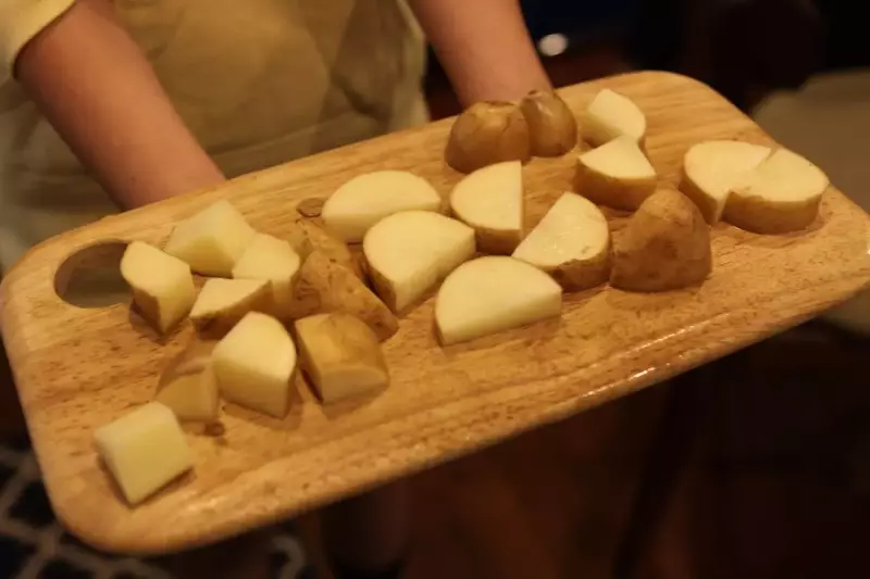 切ったジャガイモをメスティンに投入