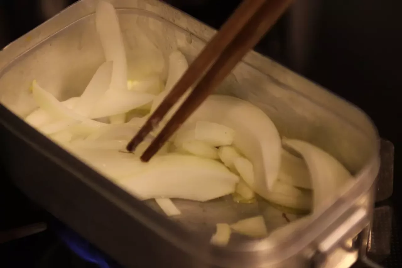 メスティンにオリーブオイル