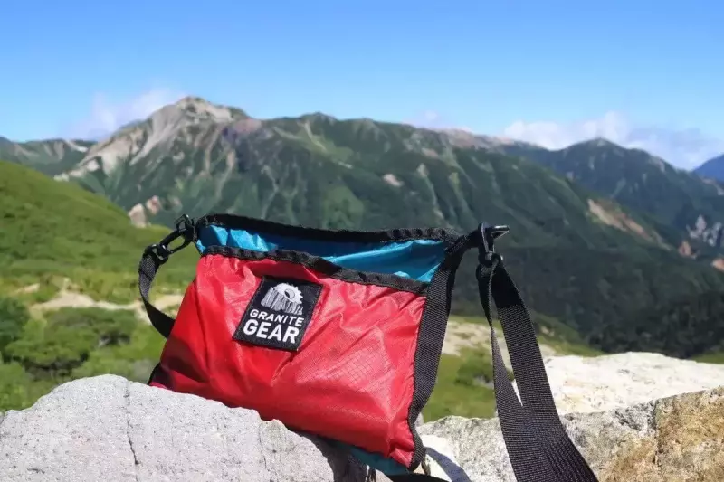登山サコッシュの人気モデル20選‐ガレージブランドからも厳選紹介!邪魔にならない付け方の解説も|サコッシュ・ウェストポーチ|アクセサリー|山のモノ|登山・トレラン・山スキーマガジン「山旅旅」