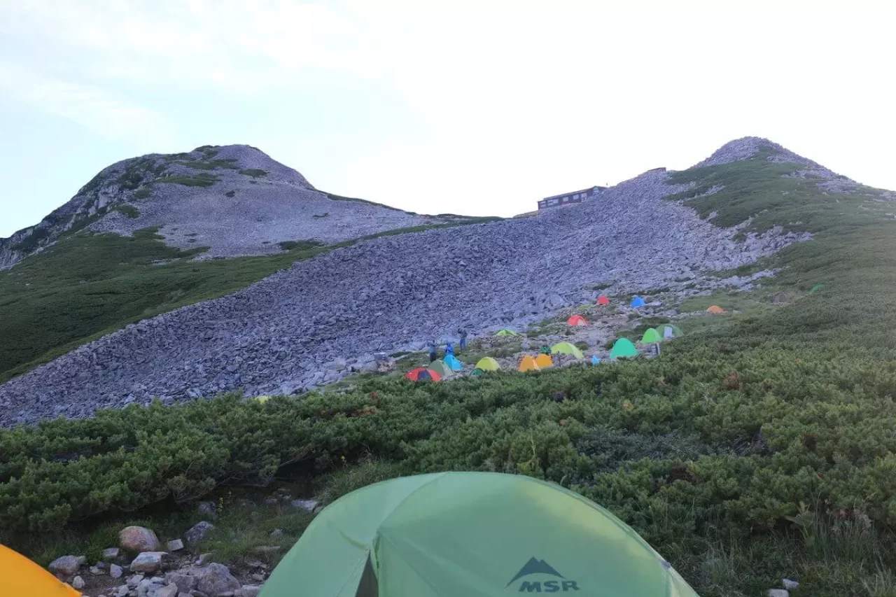 山荘から笠ヶ岳の山頂までは歩いて約10分ほど