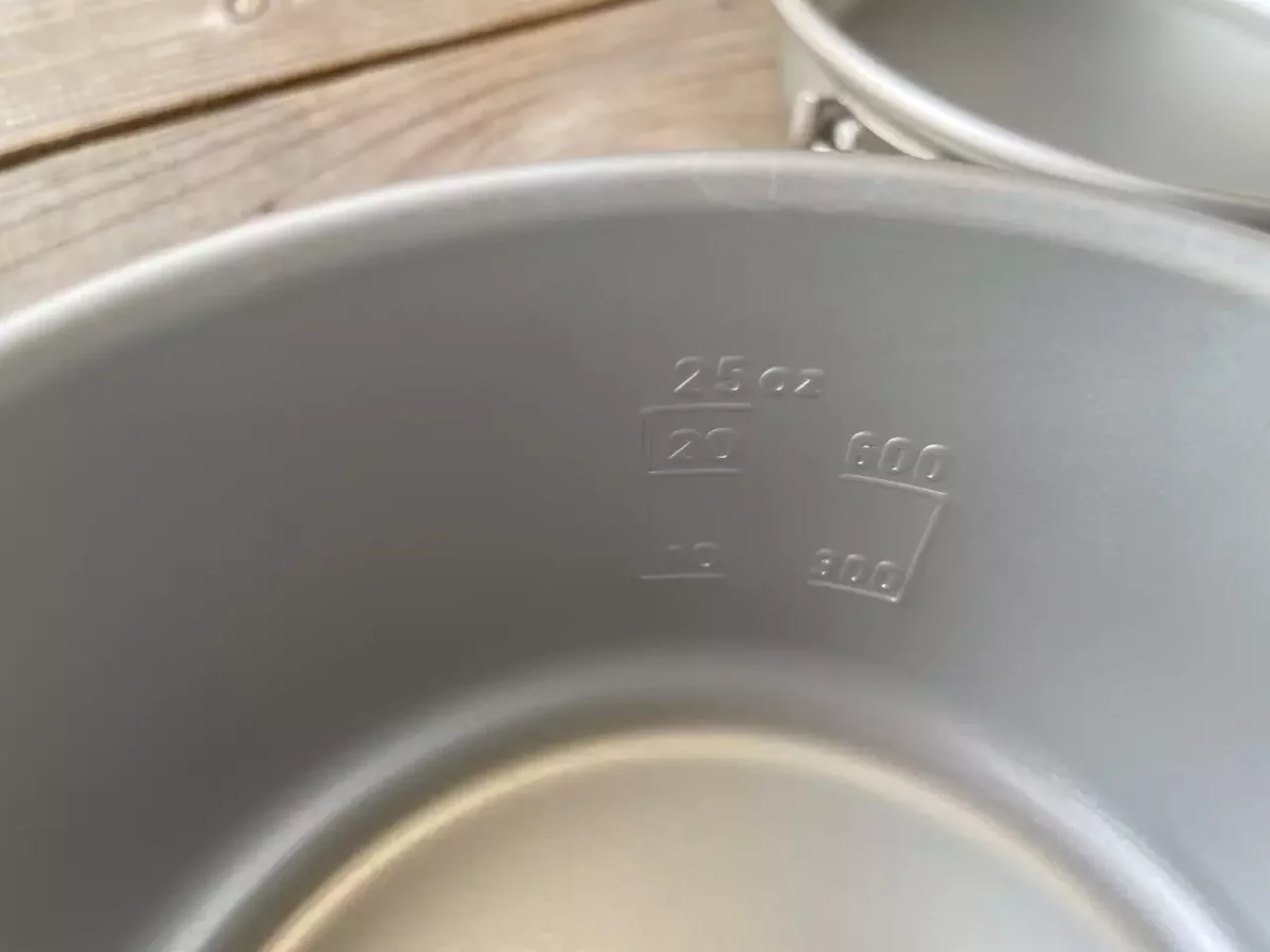 アルミパーソナルクッカーセットには鍋の内側にメモリが付いている