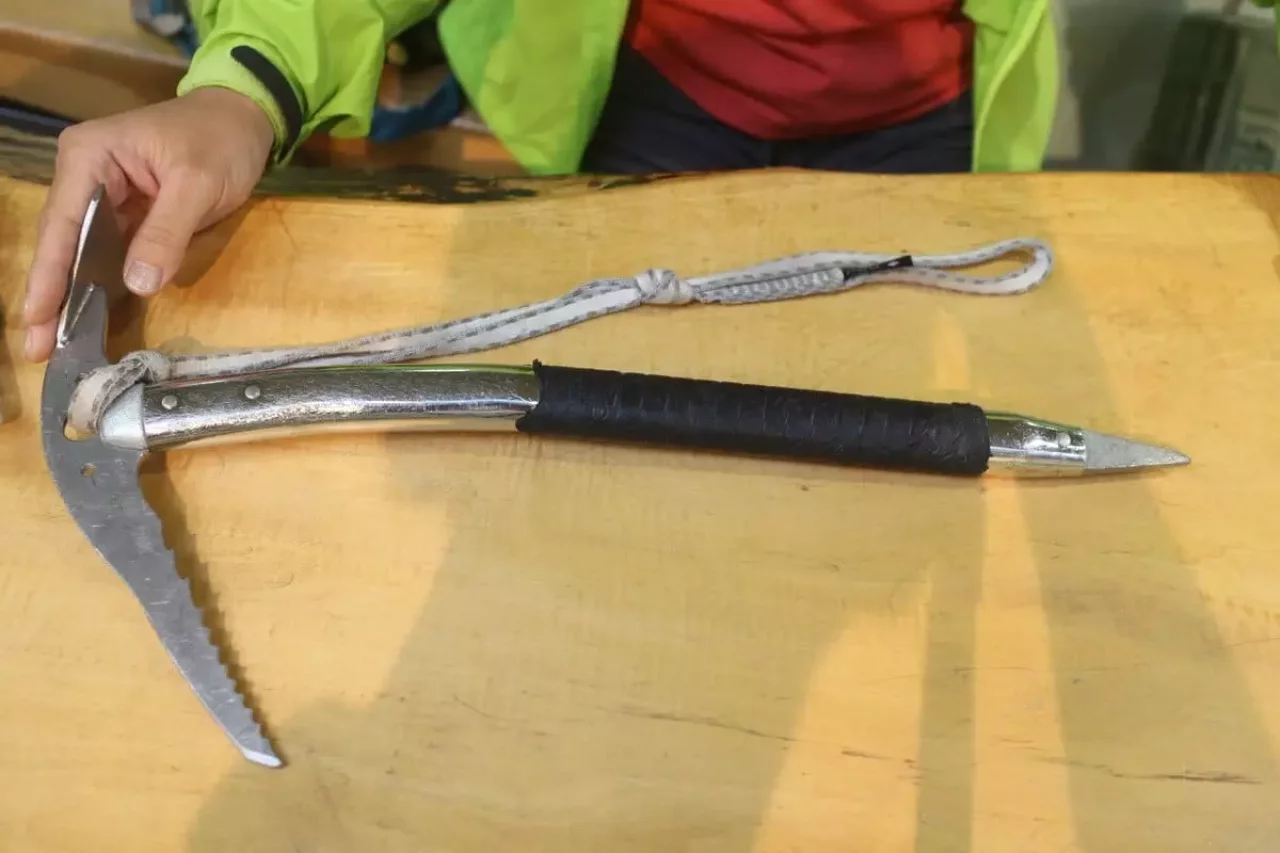 チタン製ピッケル『ミゾー 赤星』