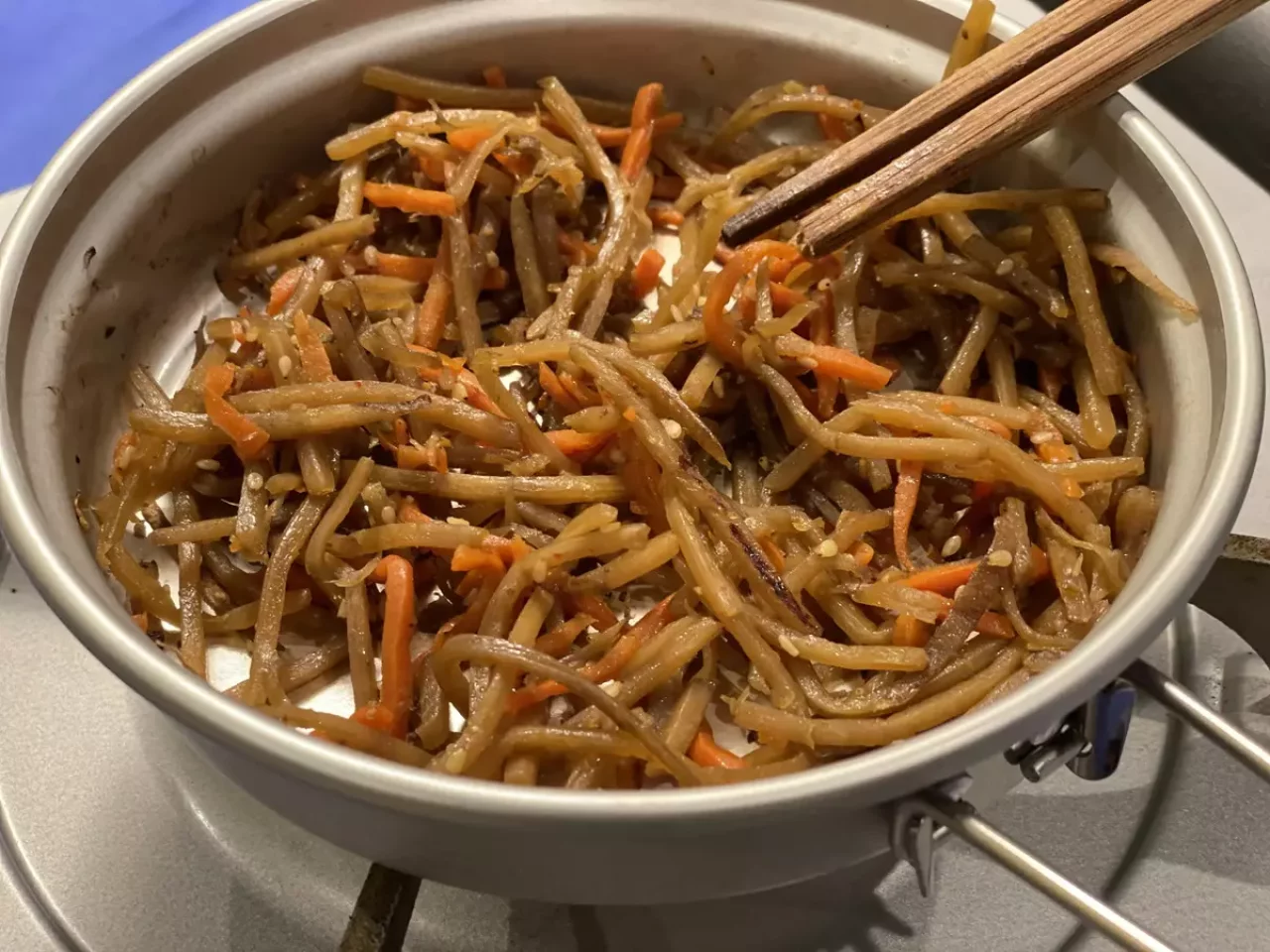 フライパンにきんぴらごぼうを入れて軽く炒める