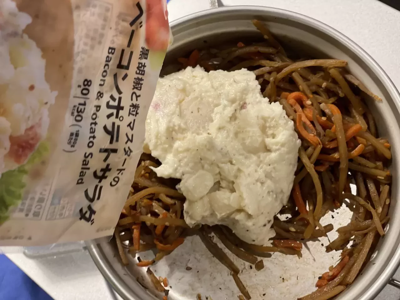 軽く炒めた後にベーコンポテトサラダを投入
