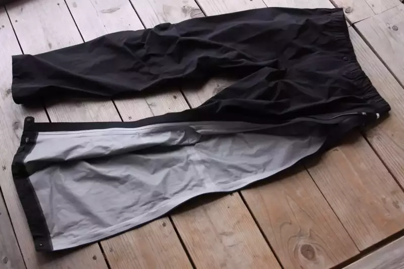 レインパンツのサイドジッパー