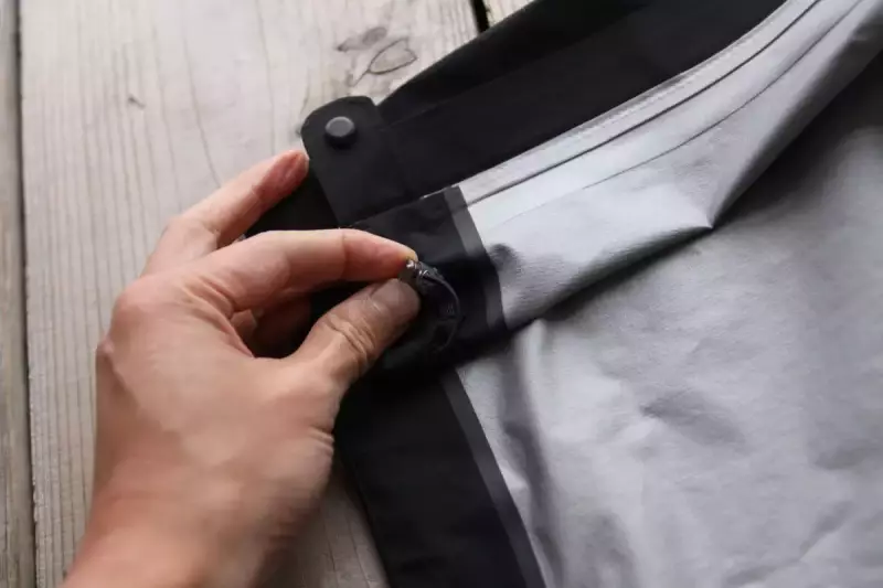 ホグロフスのレインパンツ ドローコード