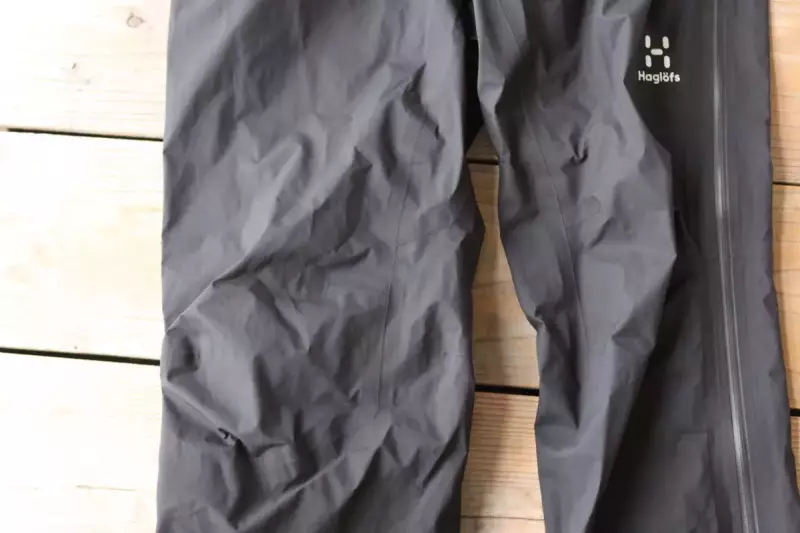 ホグロフスのレインパンツの縫製