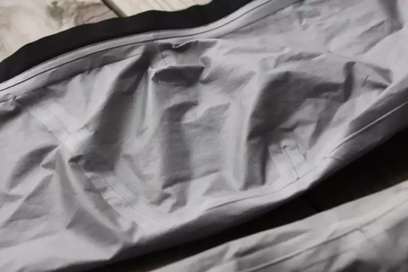 レインパンツの裏地