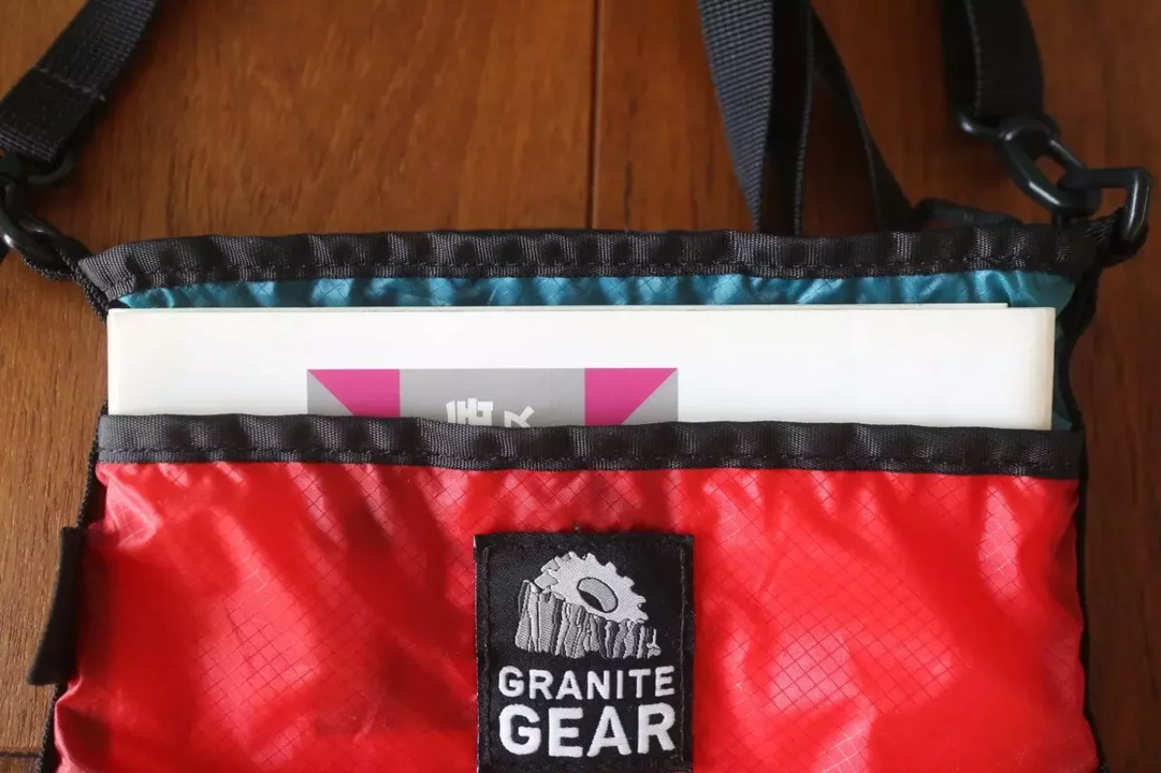 グラナイトギア ハイカーサチェル、地図がぴったり