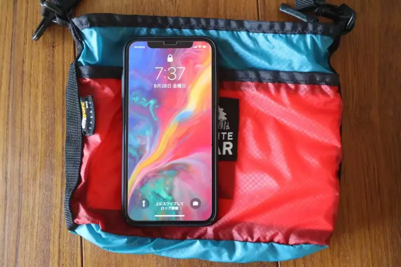 グラナイトギアのサコッシュとスマホ