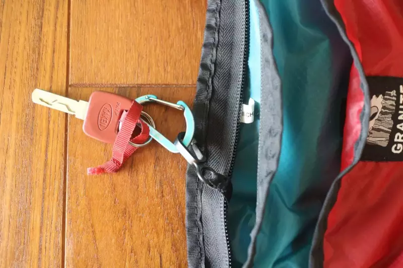 グラナイトギアのサコッシュとキーチェーン