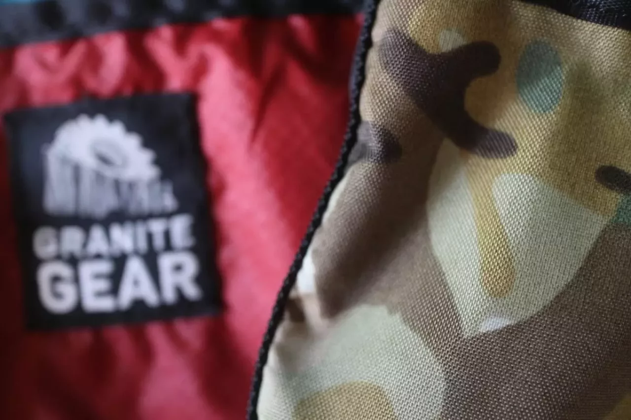 グラナイトギアのハイカーサチェルとタクティカルサチェルの生地質
