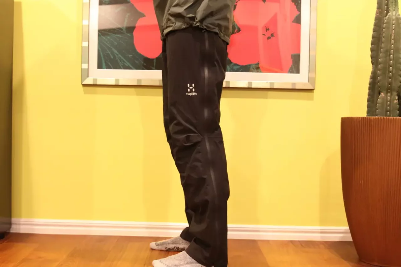 ホグロフスのレインパンツのシルエット